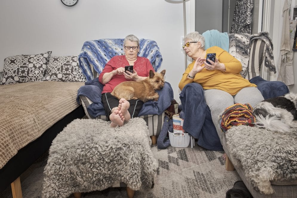 Birgitta Johansson, 71 (t.v) och Lena Forselius, 70 är bästa vänner och bor ihop. De drömmer om en husbil och i bild sitter de och letar efter en på telefonerna.